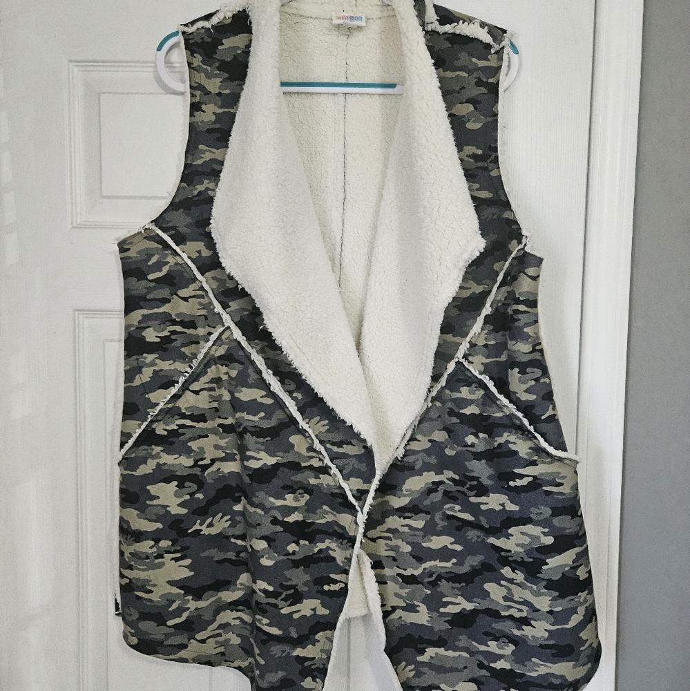LuLaRoe Marlow Vest Large Camo print